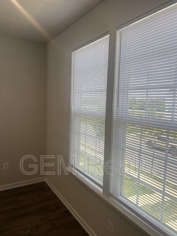 Building Photo - 1833 Sag Harbor Ln