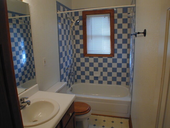 Building Photo - House For Lease