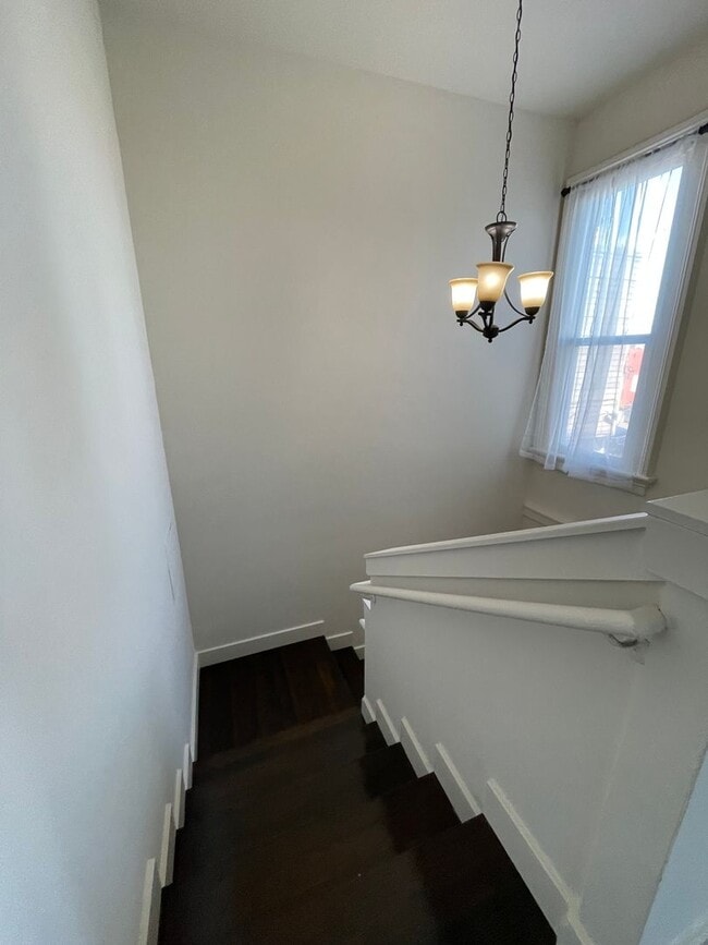 Building Photo - 1/2 Off First Month's Rent, 6Bdrm, 3Bath