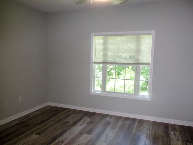 Building Photo - 100 Lazy Willow Ln