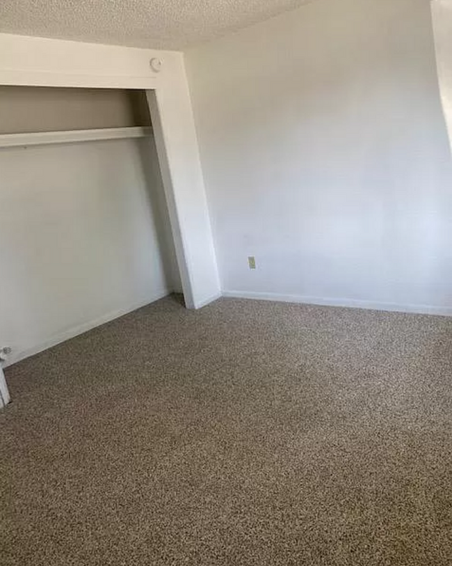 Building Photo - Updated 4 Bedroom 2 Bath PET FRIENDLY