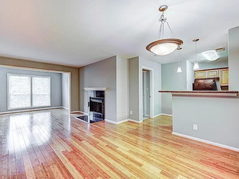 Building Photo - 3176 Summit Square Dr