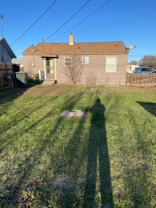 Building Photo - Cute Home In The Center Of Town!!!