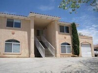 Building Photo - Beautifully refreshed 3 bed 2 bath apartme...