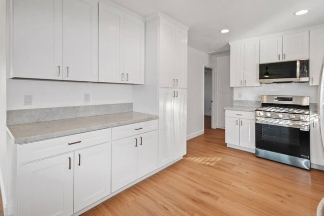 Building Photo - 3/2 Remodeled Home with Large Fenced Yard