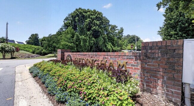 Building Photo - Townhome in Desirable Hedingham Community