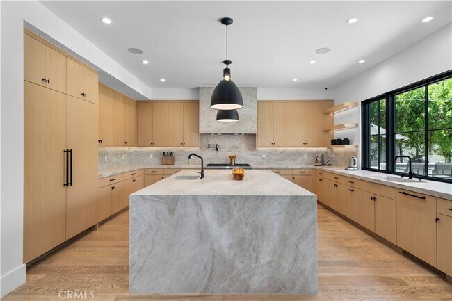 Building Photo - 17631 Tarzana St