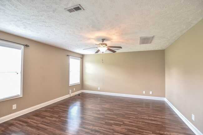 Building Photo - Pet Friendly in Fox Meadow!