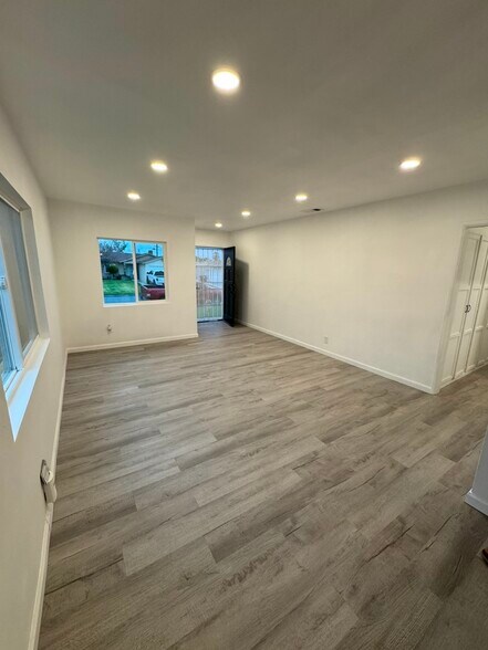 Building Photo - 449 S Pampas Ave
