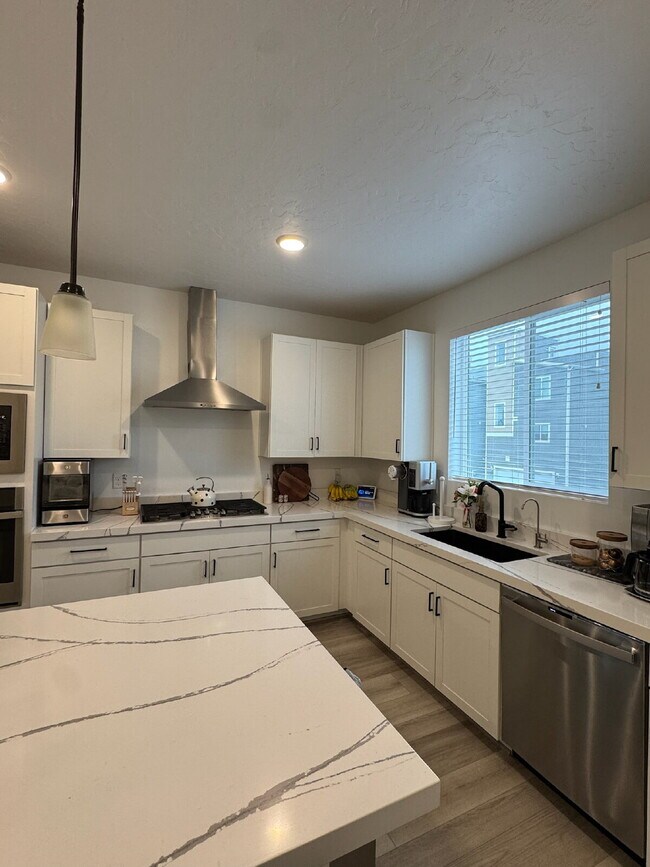 Building Photo - "Spacious 4-Bed Townhouse with Scenic Views & Rooftop Patio in American Fork!"