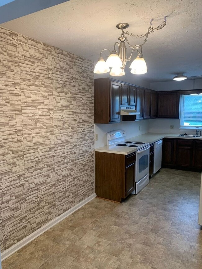 Building Photo - Townhome with new carpet for rent in the m...
