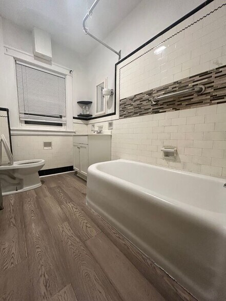 Building Photo - 113 Pleasant St