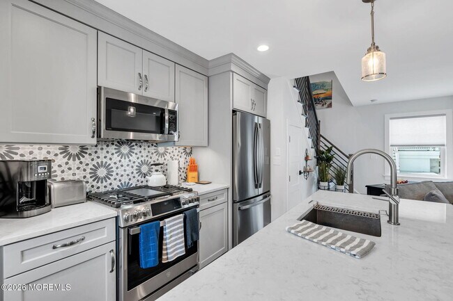 Building Photo - 502 12th Ave