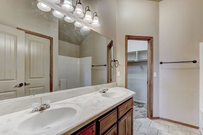 Building Photo - AVAILABLE 3-15-2020  FOR OCCUPANCY IN YUKON, MUSTANG SCHOOLS!