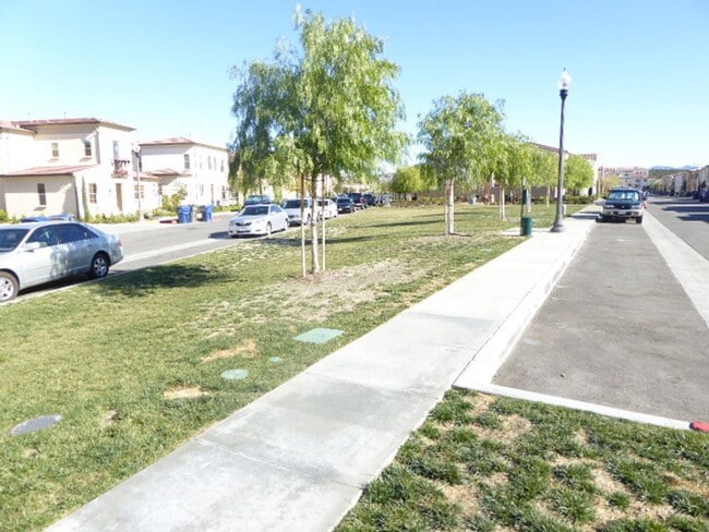 Building Photo - Unique 4-Bedroom, 3-story Live/Work Townhouse in the lushly landscaped Villa Metro Community!