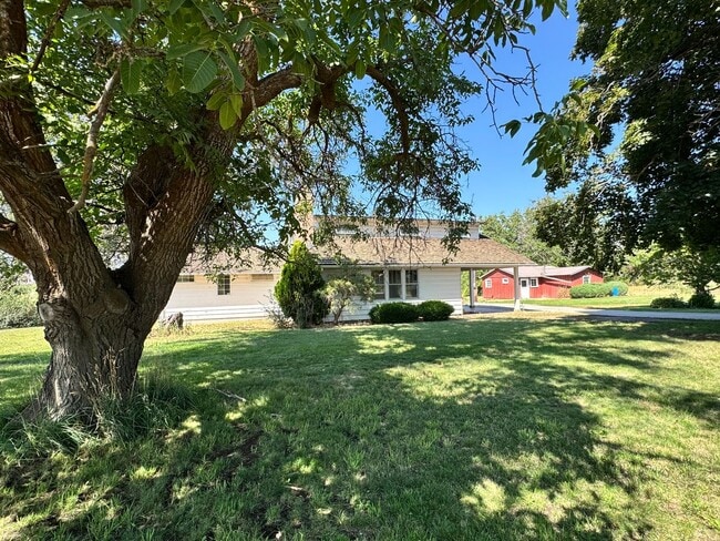 Building Photo - West Valley 3 bedroom country home with 3 ...