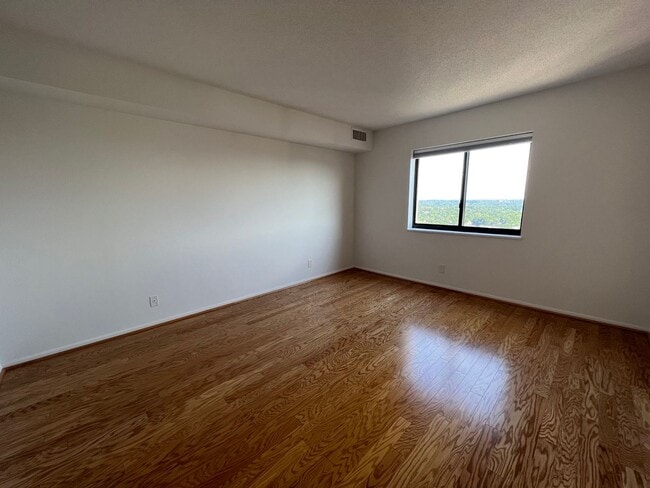 Building Photo - Luxurious 2 Bed 2 Bath Penthouse In Alta V...