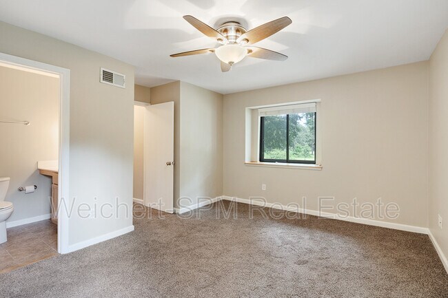 Building Photo - 1843 Fernspring Cove