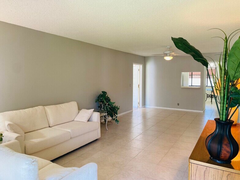 Building Photo - 5040 Rose Hill Dr