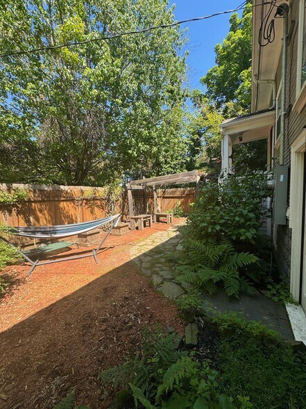 Building Photo - 634 NE 28th Ave