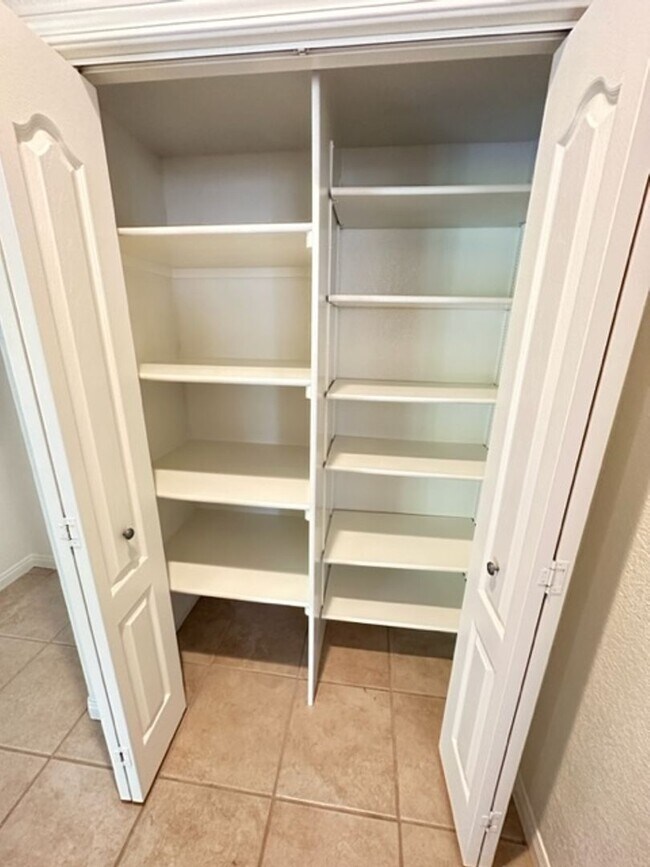 Building Photo - HOUSE - VILLAGE OF OAK CREEK