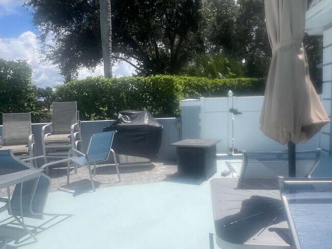 Building Photo - Fabulous 2BD/2BA/2CG- Available ANNUALLY at $2,200/mo OR SEASONALLY at $4,200/mo