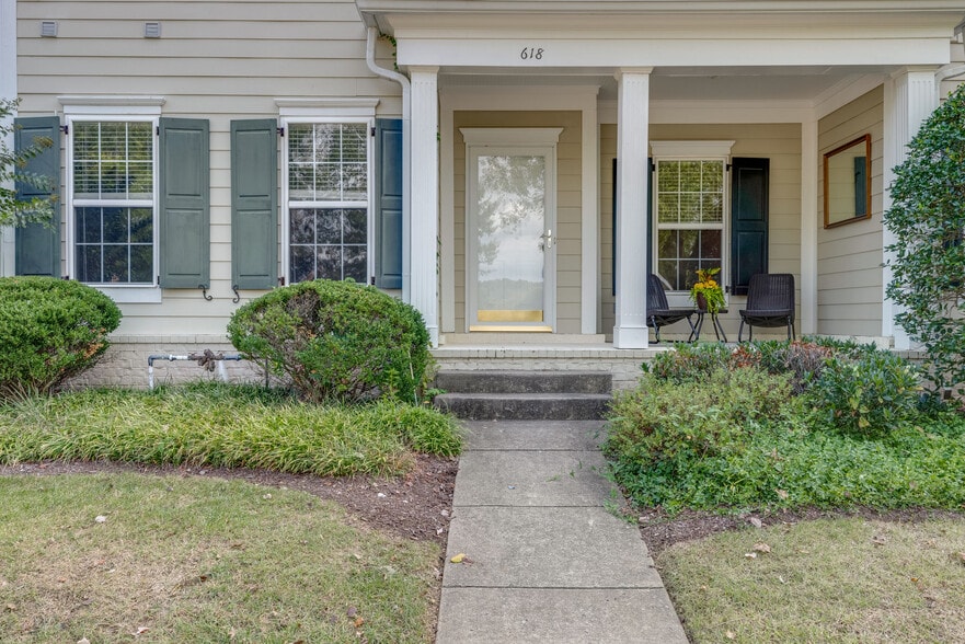 Building Photo - 618 Springlake Dr