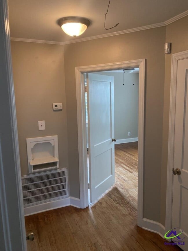 Building Photo - 2740 Northwoods Dr S