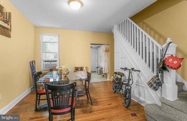 Building Photo - 443 Emily St