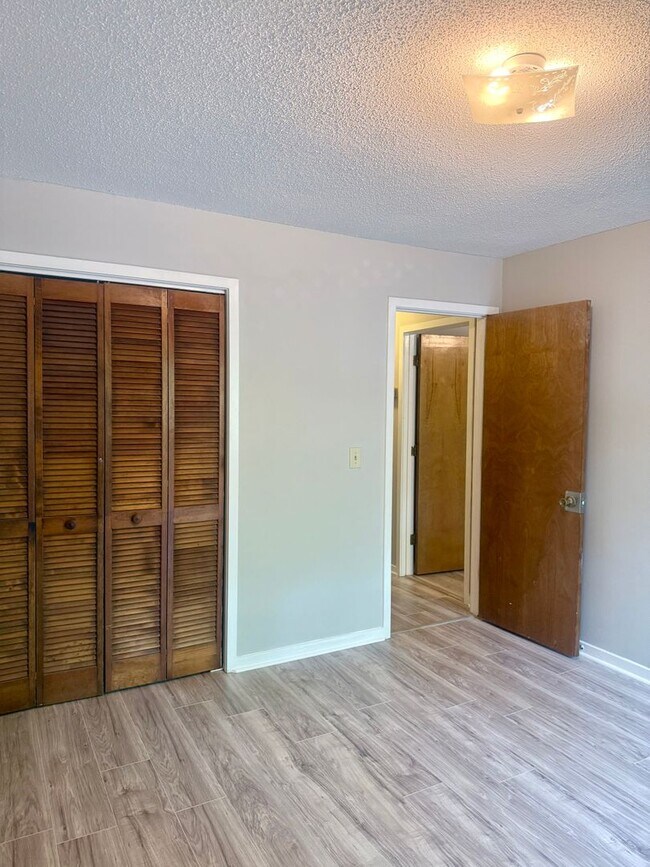 Building Photo - Spacious 2BR 2BA townhome in Village Creek!