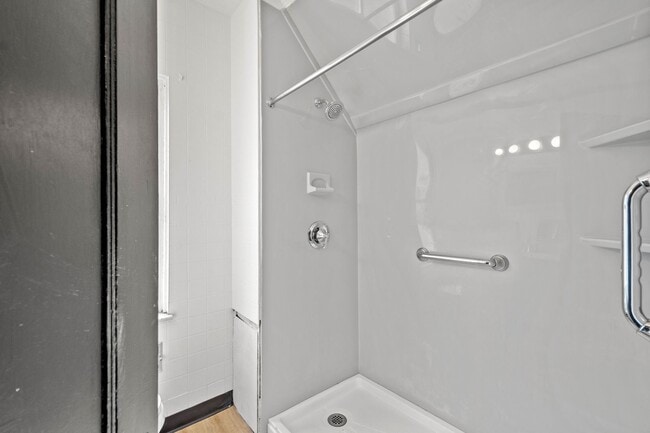Building Photo - Updated 3 Bedroom home in Carrick availabl...