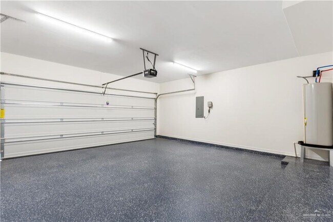 Building Photo - 2312 Corales St