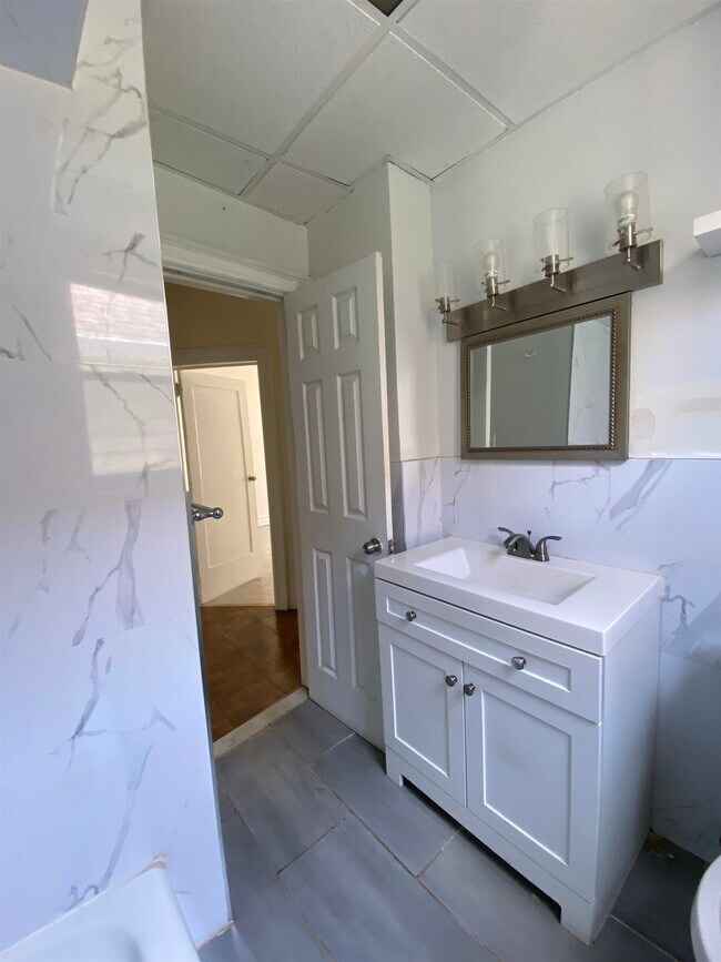 Building Photo - 172 W 49th St