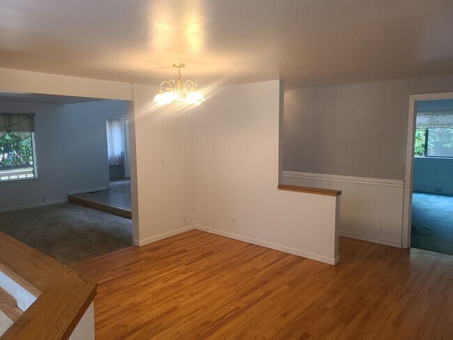 Building Photo - 5 Bedroom 3.5 Bathroom in Bothell (North C...