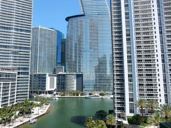 Building Photo - 801 Brickell Key Blvd