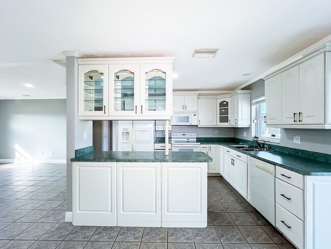 Building Photo - Cape Coral Pool Home with Canal!