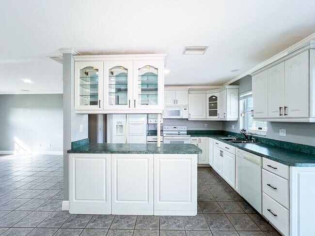 Building Photo - Pool Home with Beautiful Lake Views!