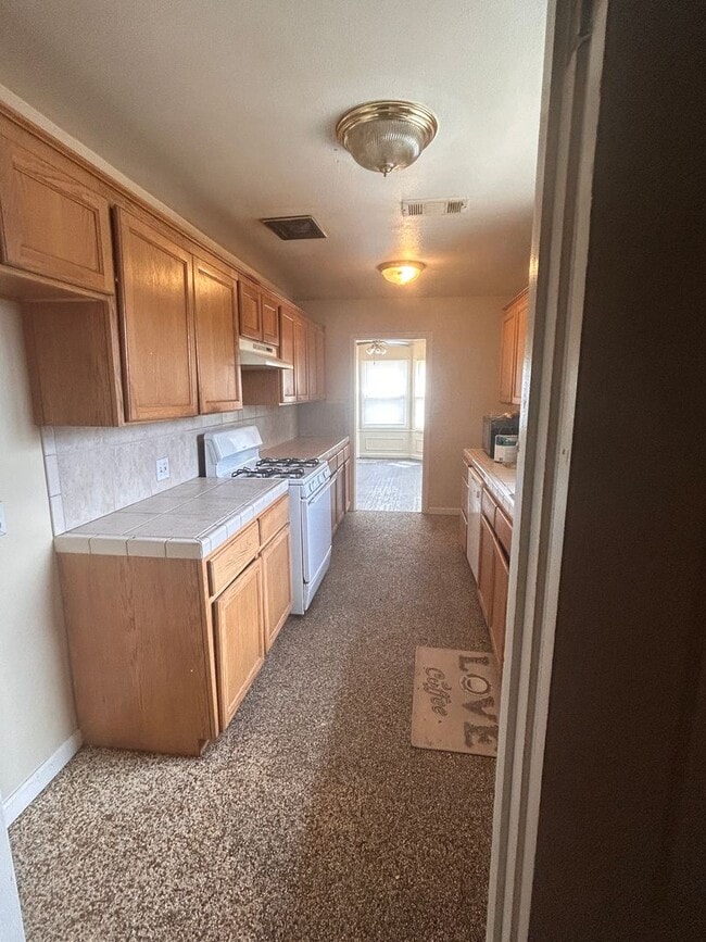 Building Photo - This home is loaded with space and features and Northwest Hanford
