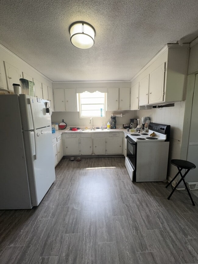 Building Photo - 2 Bedroom 1 Bathroom