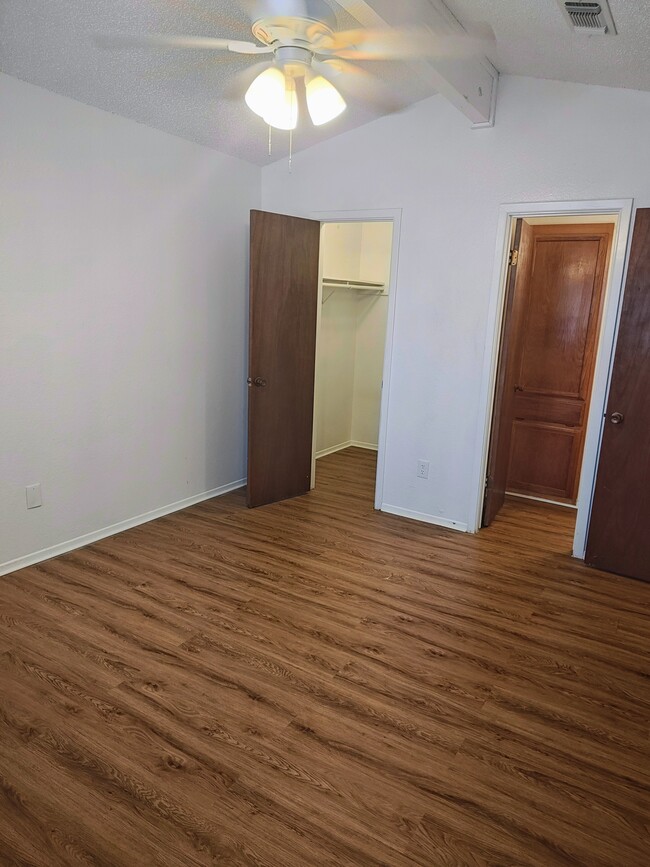 Building Photo - 1114 Royal Crest Dr