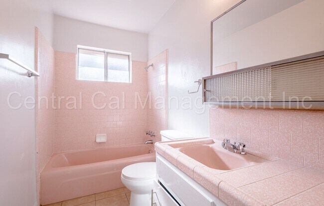 Building Photo - 2 Bedroom/1 Bath Apartment  - $995 Per Month!