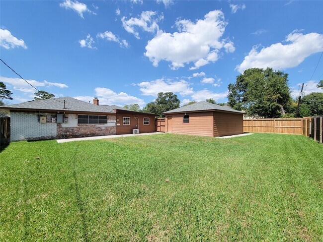 Building Photo - 2115 Forest Oaks Dr