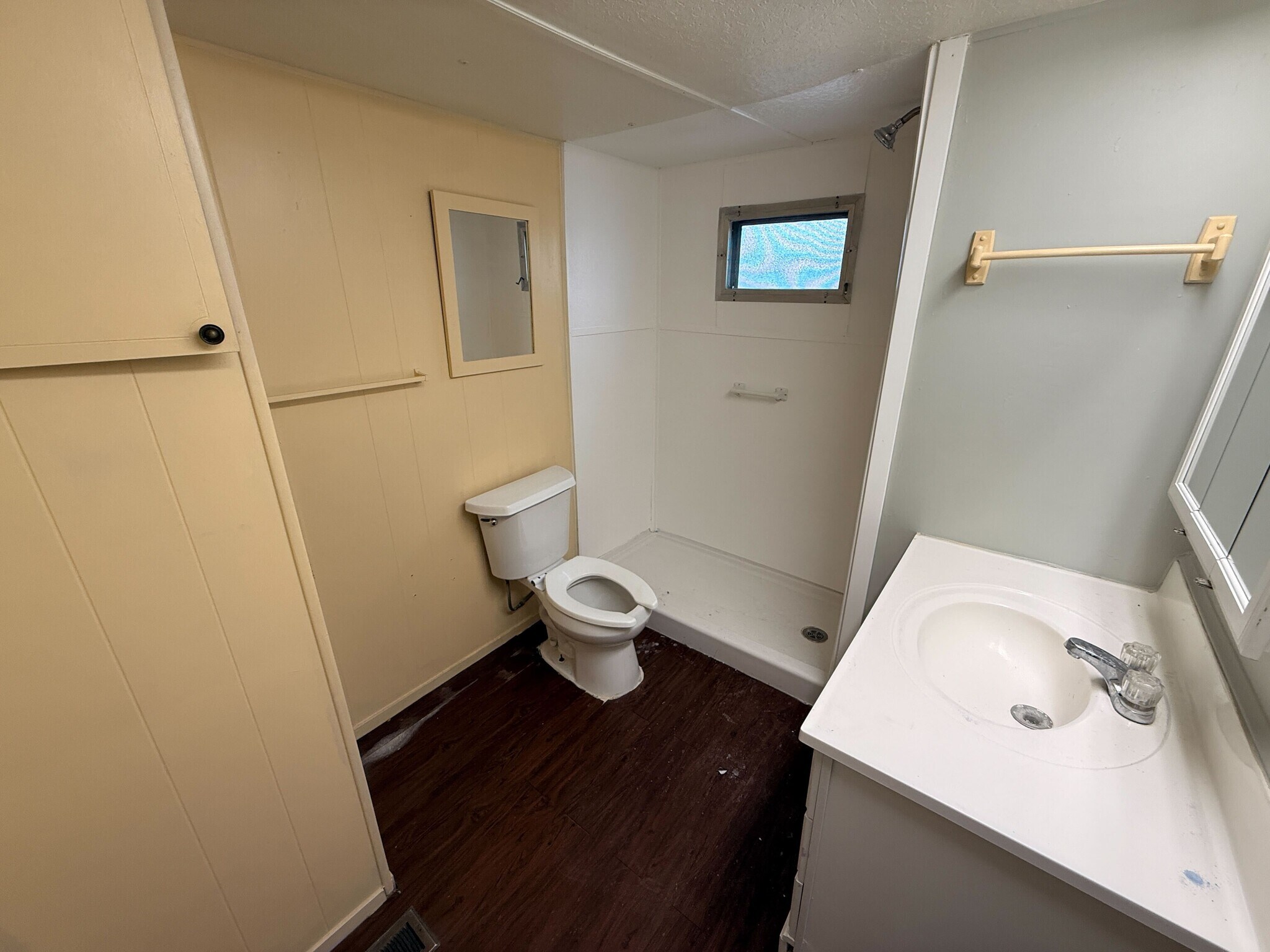 Building Photo - 3601 E Wyoming Ave