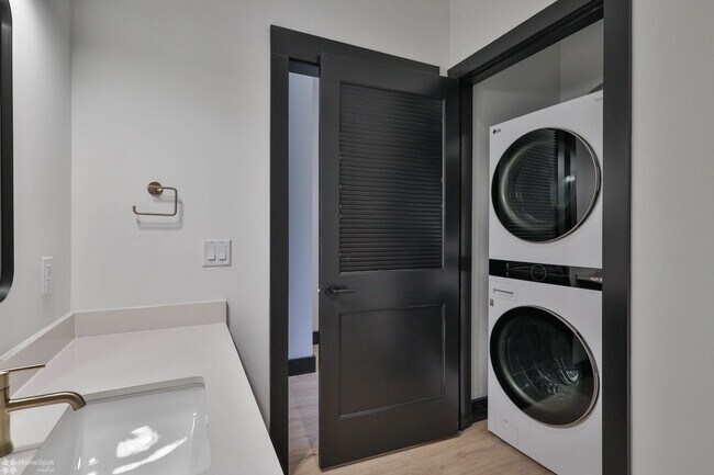 Building Photo - Studio Apartment at Watermark in Downtown ...
