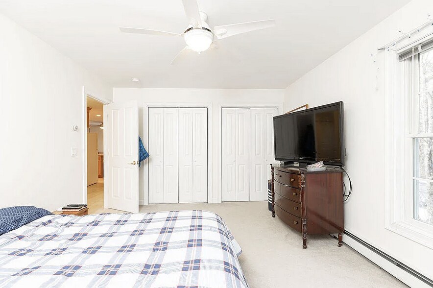 Building Photo - 10 Buffalo Ln