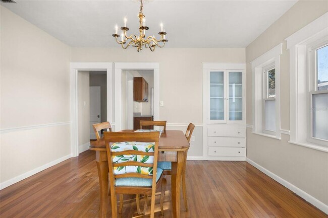 Building Photo - 2119 E Crooked Lake Dr