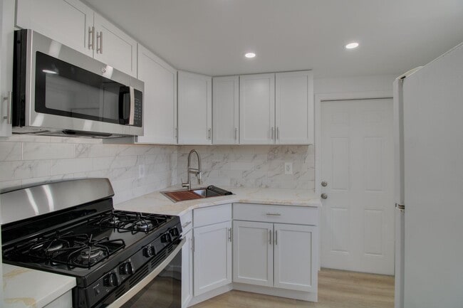 Building Photo - 236 N Oleander Ave