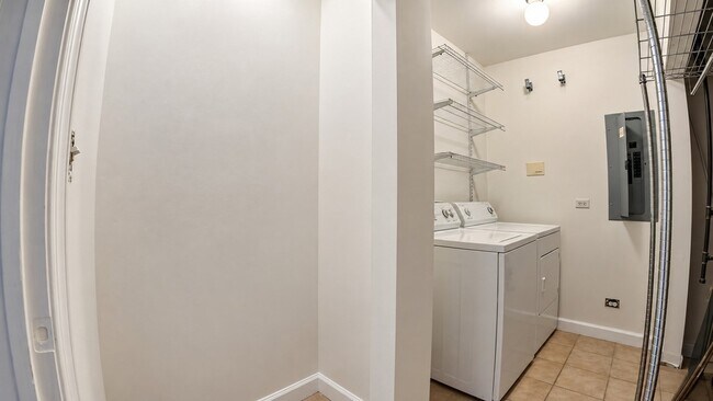 Building Photo - 6005 N Kimball Ave