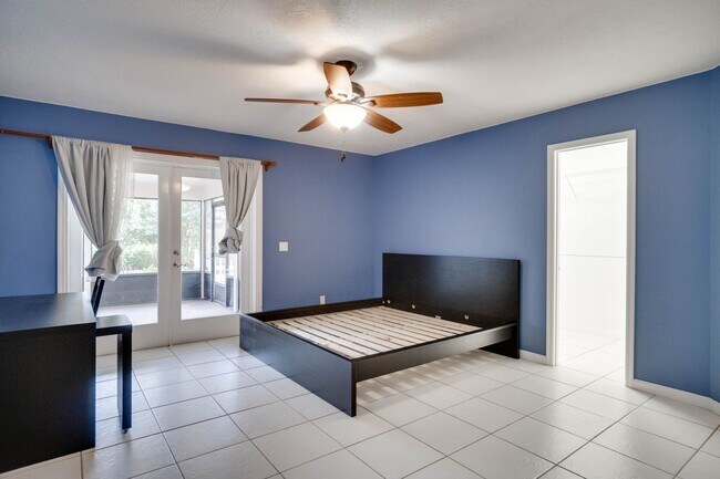 Building Photo - FOR RENT!!! STUNNING AND SPACIOUS SINGLE FAMILY HOME WITH LAKE VIEW...