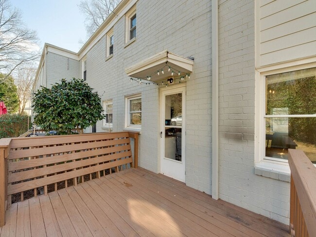 Building Photo - Stunning Myers Park 2 bedroom townhome sty...